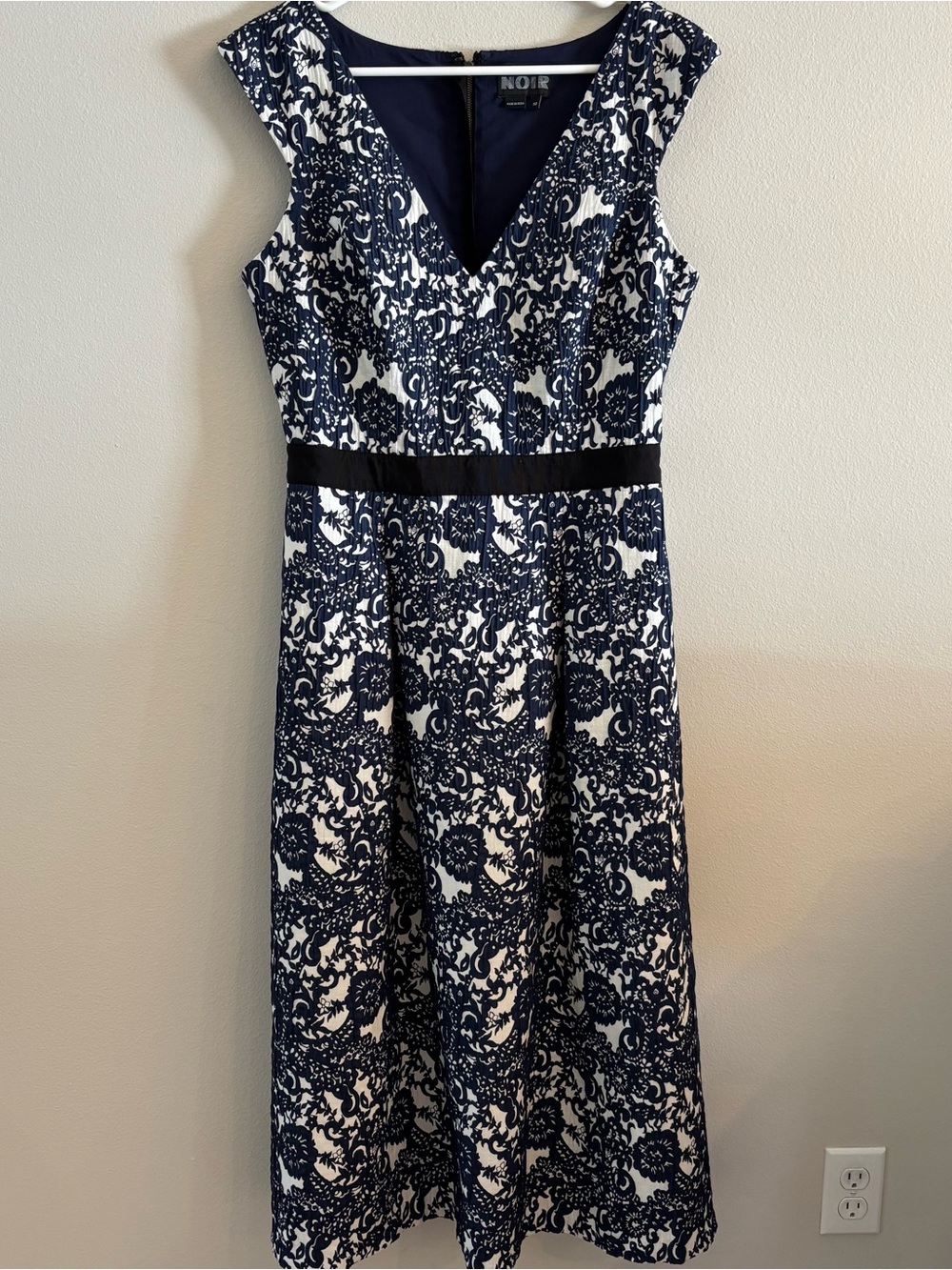 Sachin & Babi Noir sleeveless dress textured blue floral jacquard pattern 10